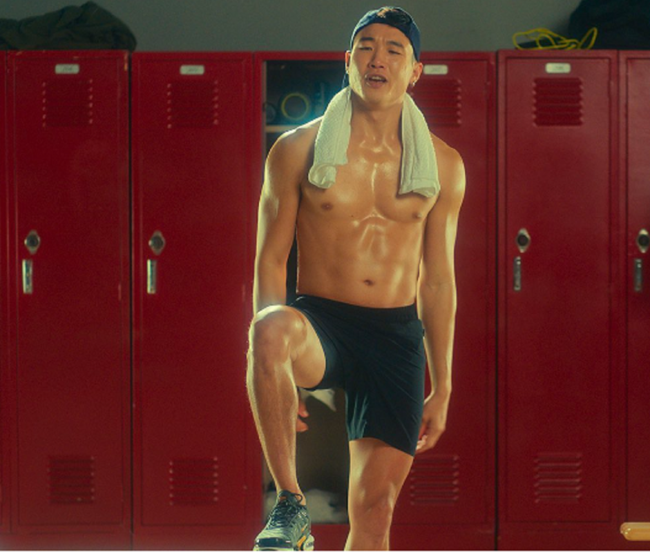 Joel Kim Booster, un talentuoso stand up comedian che finisce per pavoneggiarsi