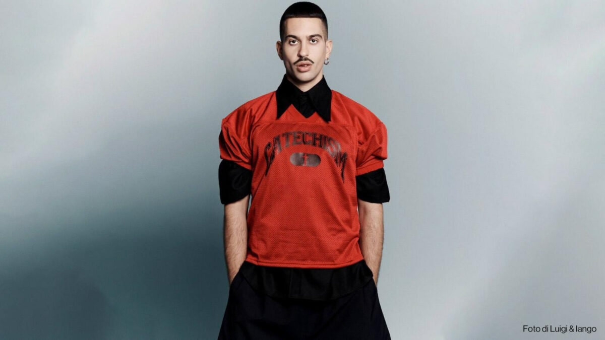 Mahmood in gara a Sanremo 2024 con Tuta gold