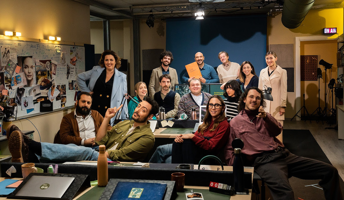 Pesci piccoli, i The Jackal dai video virali alla workplace comedy, senza tradire loro stessi e il proprio pubblico (e si ride): la recensione