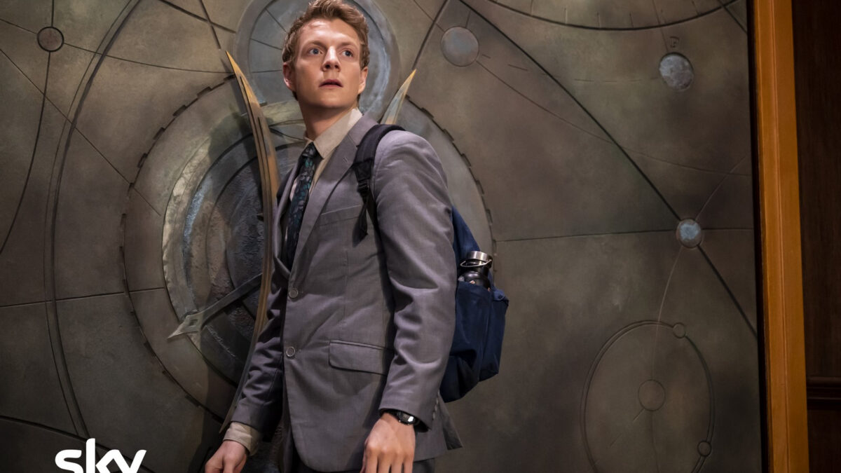 The Portable Door, recensione: un divertente fantasy “Sky Original” con atmosfere alla Harry Potter e una intrigante digressione dark
