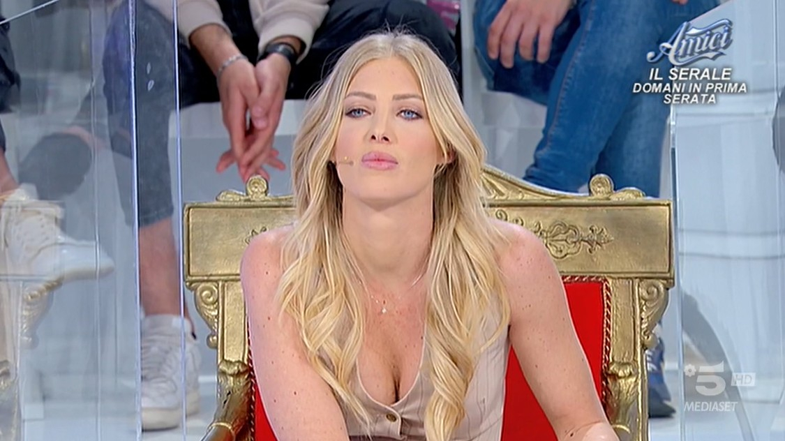 Uomini e Donne, puntata di oggi giovedì 27 aprile 2023: Silvia e Sabino escono insieme, lite Aurora-Armando, Nicole bacia Andrea