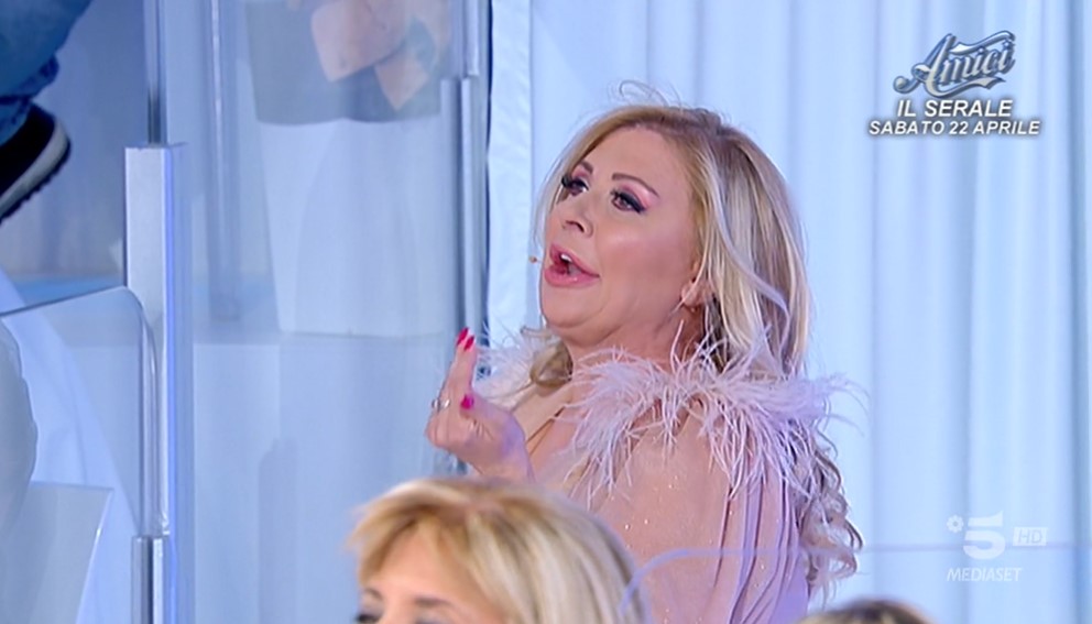Uomini e Donne, Tina contro Elio: “Cafone. Magari sei un fallito, morto di fame, senza un euro in tasca, un ripulito” (video)