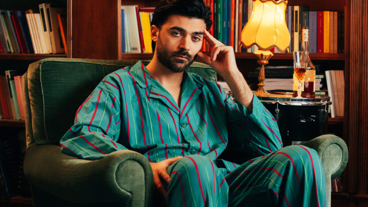 Carlo Amleto a TvBlog: “Il mio primo album tra ironia, musica e Tg0. A Zelig all’inizio avevo l’ansia, ora sogno Sanremo”