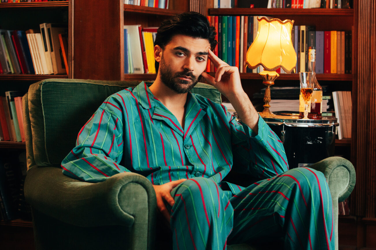 Carlo Amleto a TvBlog: “Il mio primo album tra ironia, musica e Tg0. A Zelig all’inizio avevo l’ansia, ora sogno Sanremo”