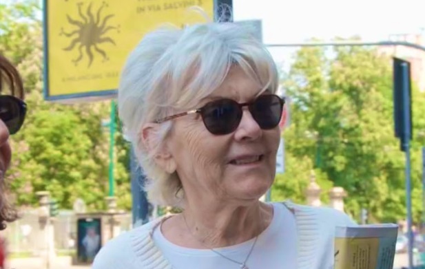 Le Iene, che gaffe. Matteo Viviani intervista i passanti e non riconosce Caterina Caselli