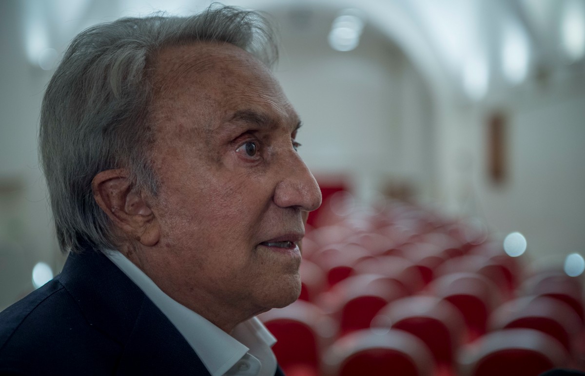Emilio Fede, il malinconico tramonto in diretta social tra ricordi e richieste di aiuto