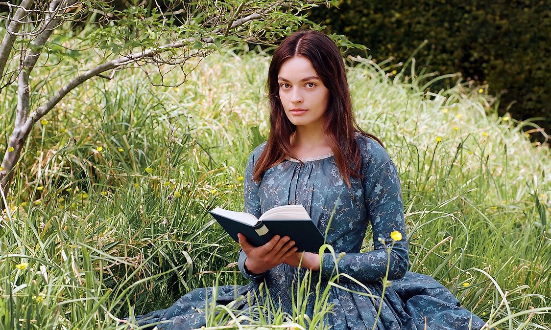 Emily: nuovi spot tv in italiano e clip ufficiali del biopic con Emma Mackey (Al cinema dal 15 giugno)