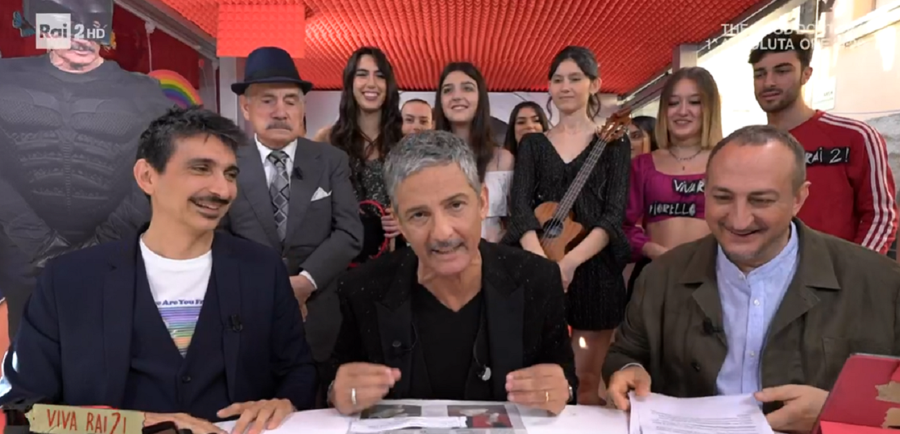 Lucia Annunziata, Fiorello ironizza: “Italiani disperati”. Poi la finta lettera di dimissioni: “Non voglio farmi bionda come Giorgia Meloni”