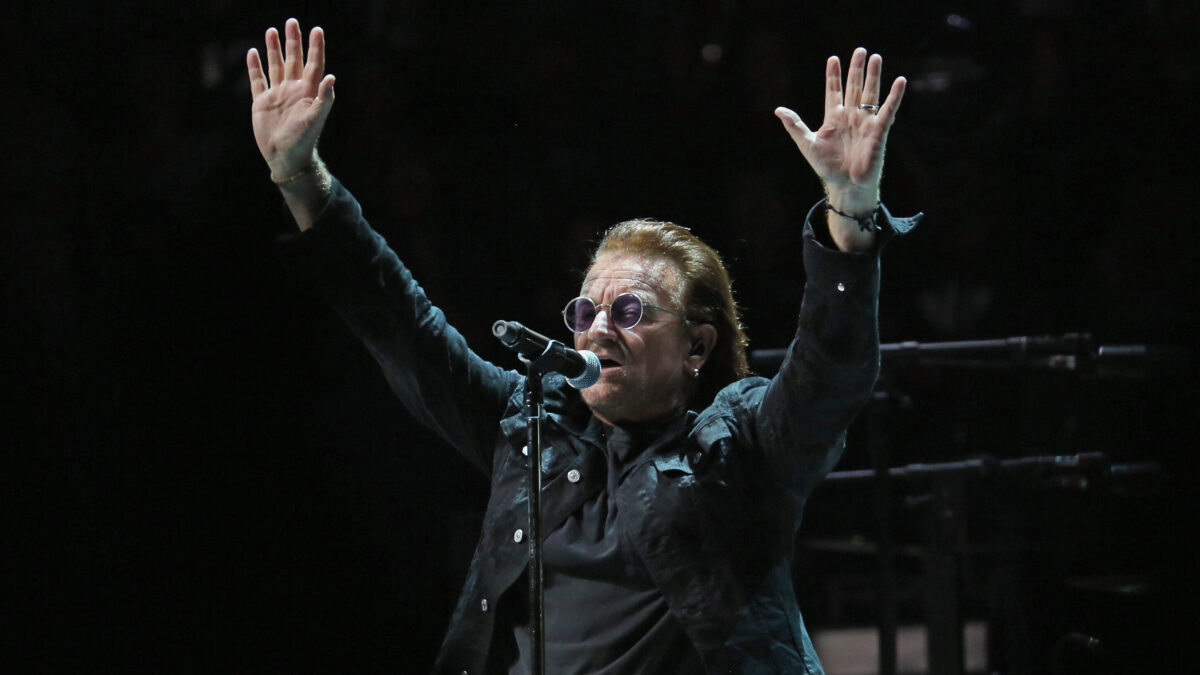 Bono Vox a Napoli, sciarpa della squadra inclusa e compleanno festeggiato in città