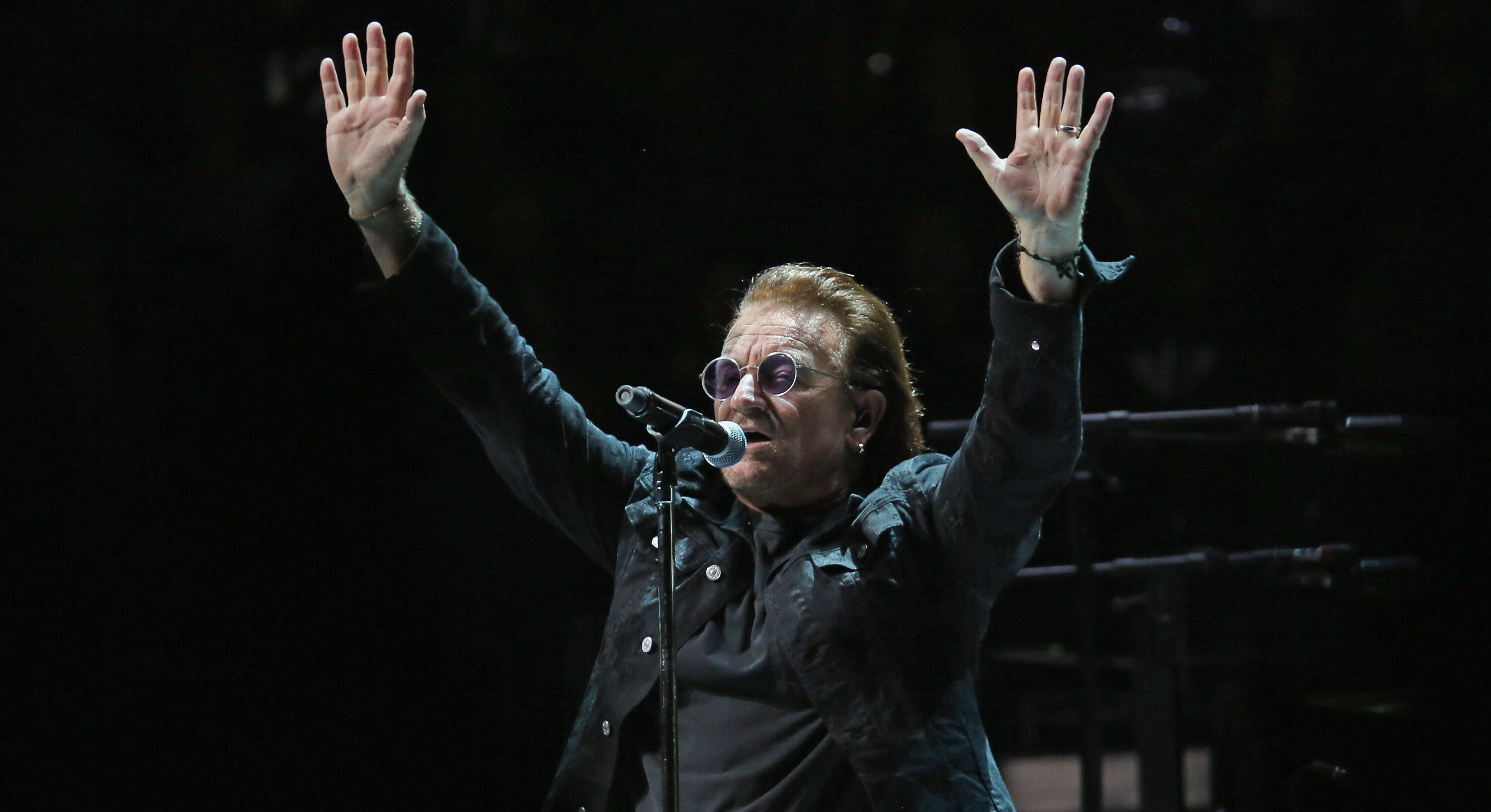 Bono Vox a Napoli, sciarpa della squadra inclusa e compleanno festeggiato in città