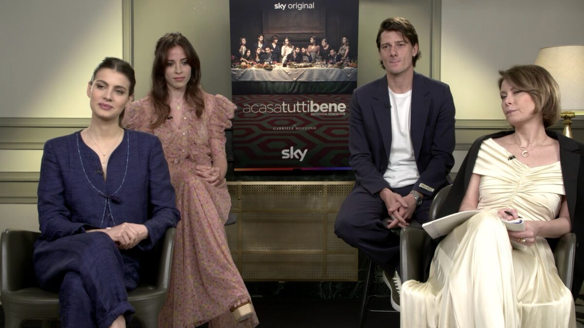 A Casa Tutti Bene 2 l’intervista con cartello di Euridice Axen e Antonio Folletto (che copia!)
