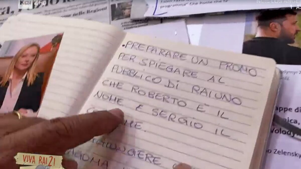 Viva Rai 2, Fiorello ‘accoglie’ l’AD Roberto Sergio ‘rubandogli’ l’agenda: “C’è la foto della Meloni a ogni pagina!”