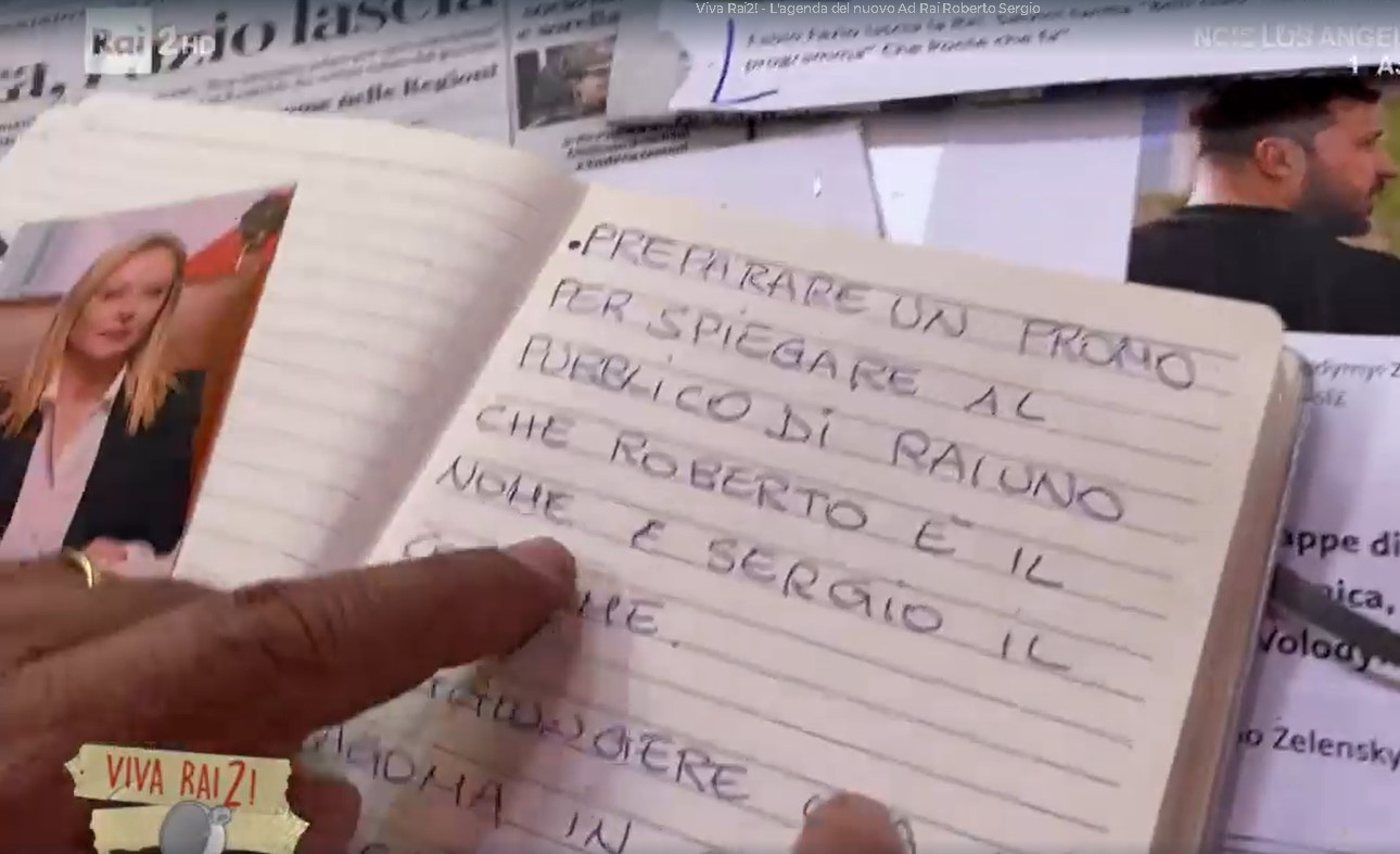 Viva Rai 2, Fiorello ‘accoglie’ l’AD Roberto Sergio ‘rubandogli’ l’agenda: “C’è la foto della Meloni a ogni pagina!”