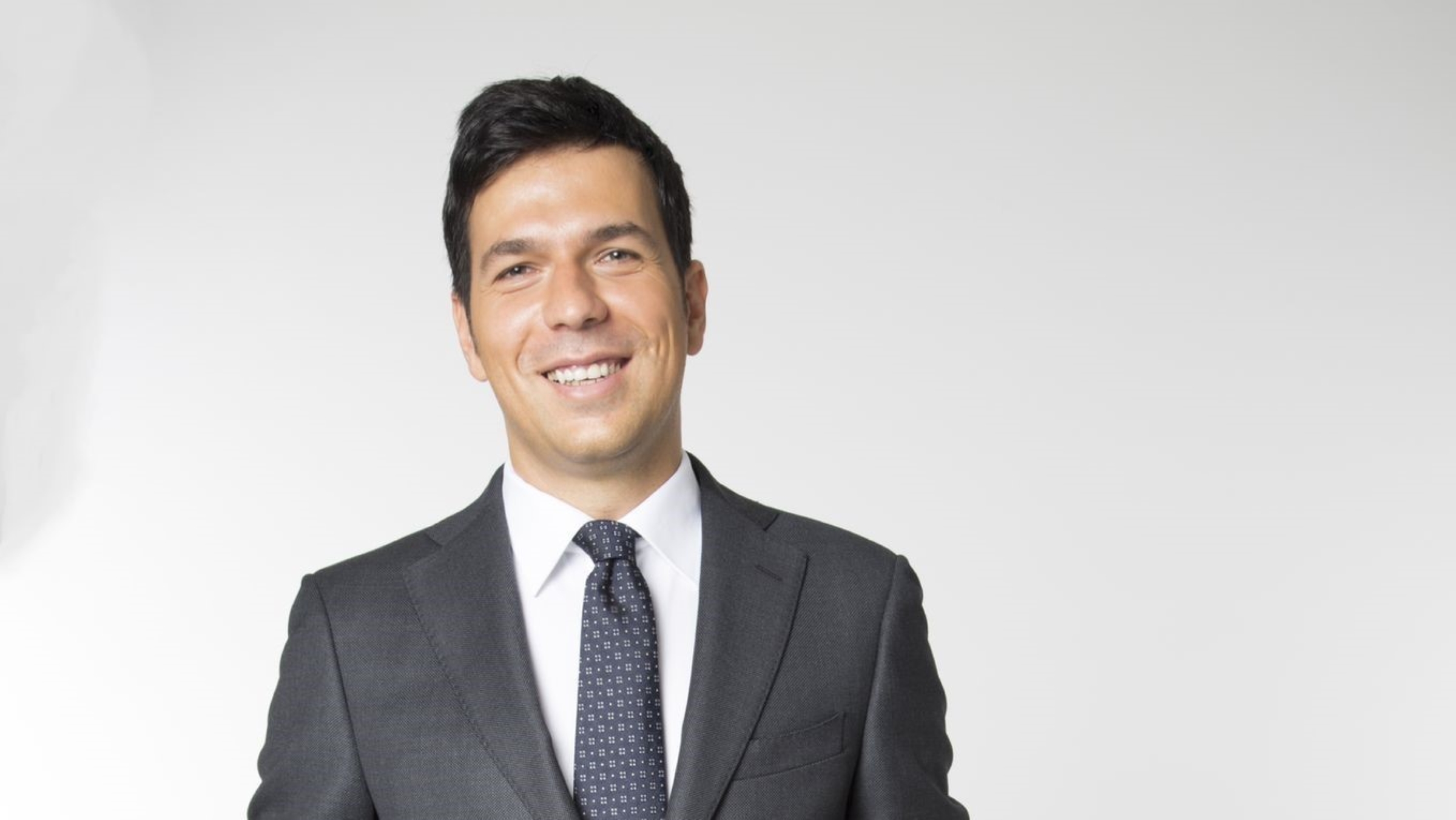Leo Di Bello a TvBlog: “La conduzione in solitaria è stato un nuovo punto di partenza della mia carriera. Ho fatto un provino per la conduzione di X Factor”