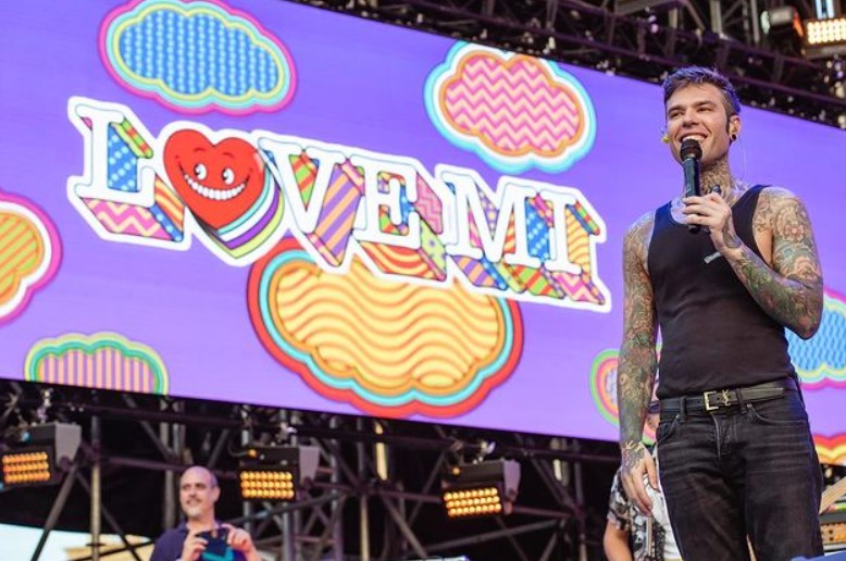 LoveMI 2023: quando va in onda, chi conduce, cast, scaletta del concerto benefico di Fedez