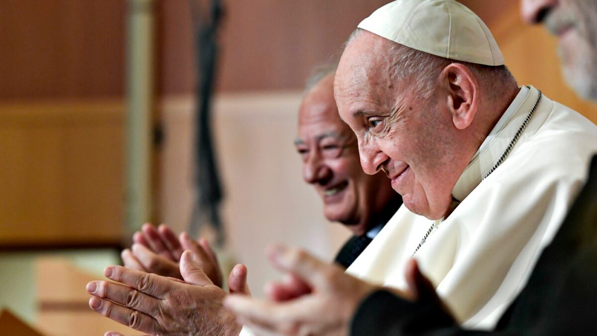 Papa Francesco ospite in studio di A sua immagine: per la prima volta un Pontefice in Rai (FOTO)