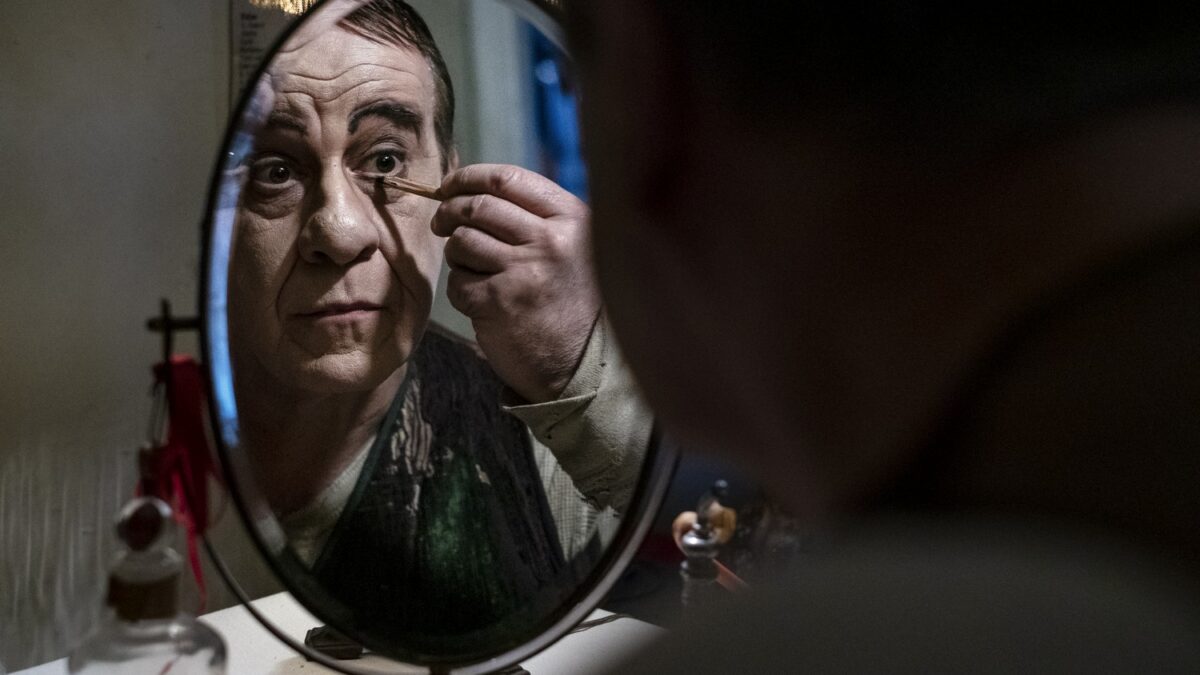 Stasera in tv: “Qui rido io” con Toni Servillo su Rai 1