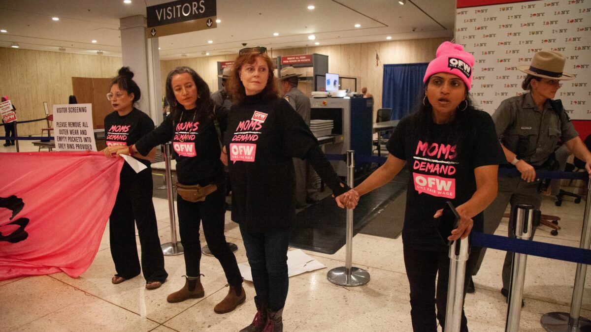 Susan Sarandon arrestata durante una protesta per il salario minimo nello stato di New York