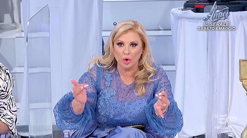 Uomini e Donne, puntata di oggi giovedì 4 maggio 2023: tensione tra Nicole, Carlo e Luca. Luca bacia Alessandra
