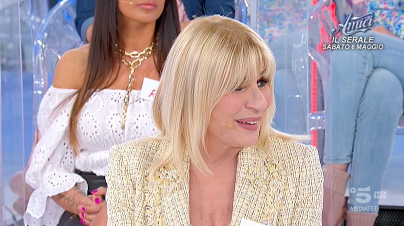 Uomini e Donne, puntata di oggi martedì 9 maggio 2023: Riccardo conosce Francesca, Claudio e Gabriella proseguono ma…