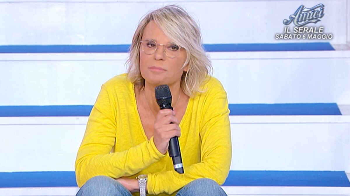 Uomini e donne, puntata 5 maggio 2023 in diretta: Carla discute con Claudio e Gabriella