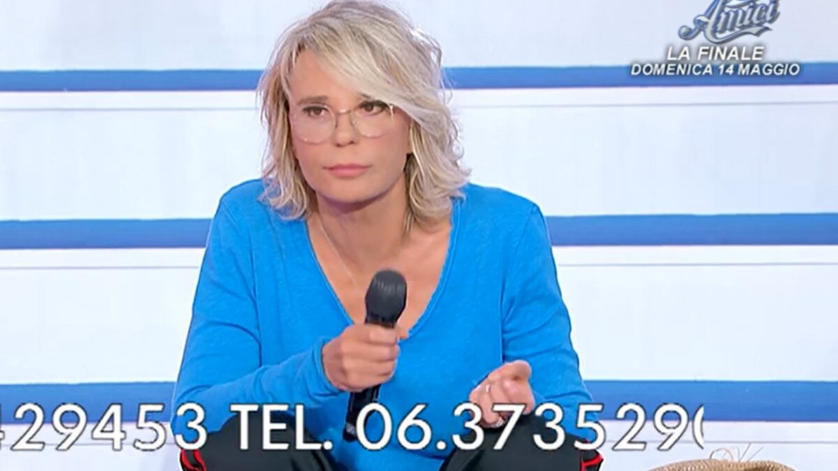 Uomini e Donne puntata 11 maggio 2023: Tina e Gemma (contro Elio) mangiano la ricotta, Carla rivuole i soldi da Claudio P.
