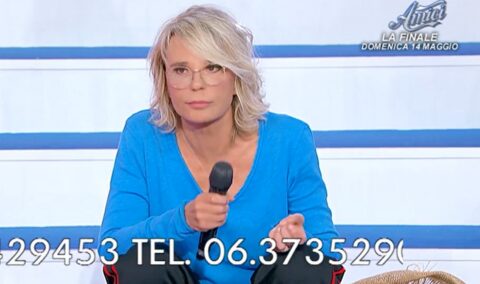 Uomini e Donne puntata 11 maggio 2023: Tina e Gemma (contro Elio) mangiano la ricotta, Carla rivuole i soldi da Claudio P.