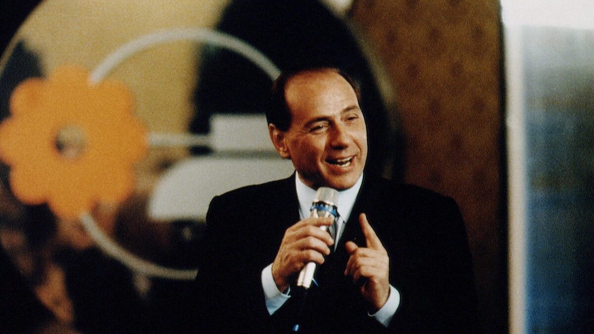 Gli speciali tv su Silvio Berlusconi, i bassi ascolti e la regola universale del “the show must go on”