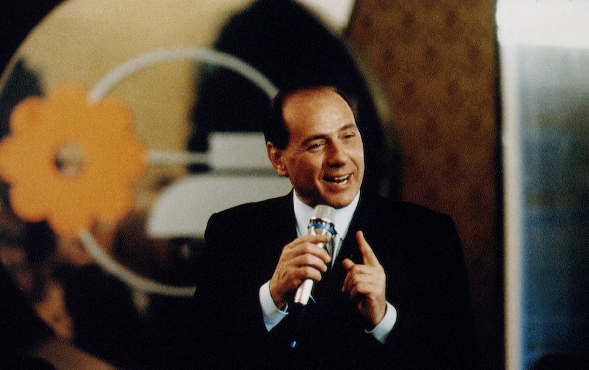 Gli speciali tv su Silvio Berlusconi, i bassi ascolti e la regola universale del “the show must go on”