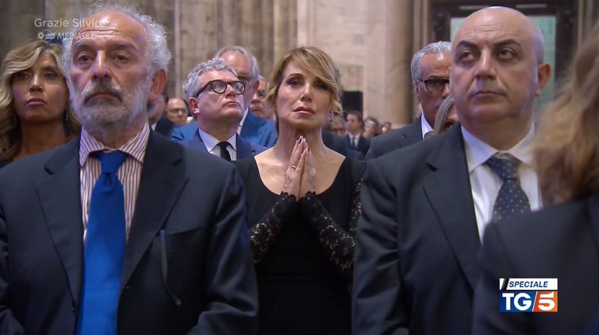 I funerali di Silvio Berlusconi in tv e quelle immagini un po’ storiche un po’ meme social