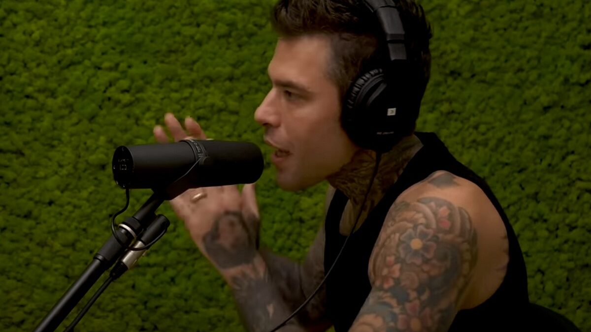 Fedez contro Gerry Scotti: “Da quando dissi di non sapere chi fosse Strehler mi insulta con livore” (VIDEO)