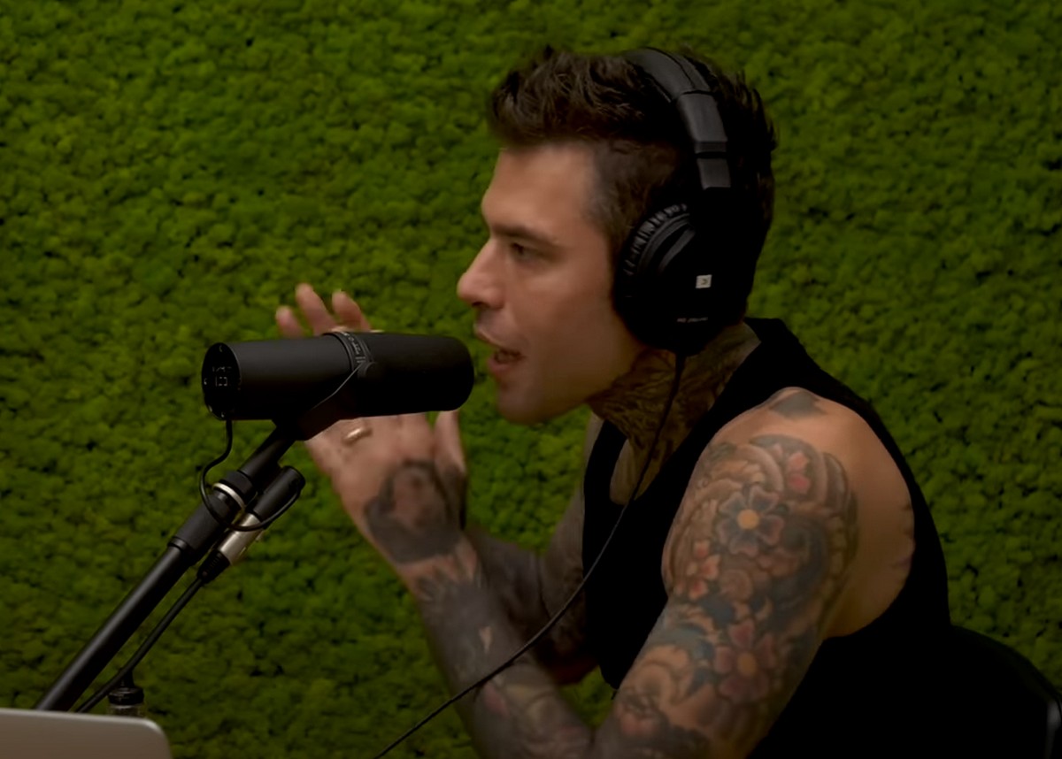 Fedez contro Gerry Scotti: “Da quando dissi di non sapere chi fosse Strehler mi insulta con livore” (VIDEO)