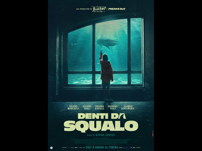 Denti da Squalo: foto e poster del film con Virgilia Raffaele e Claudio Santamaria (Al cinema dall’8 giugno)