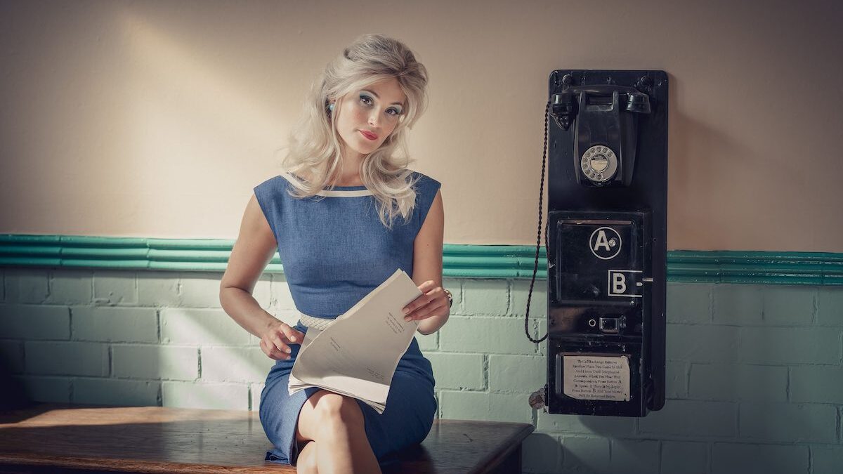 Funny Woman, la serie inglese su Sky e NOW non è così funny: trama, cast e recensione