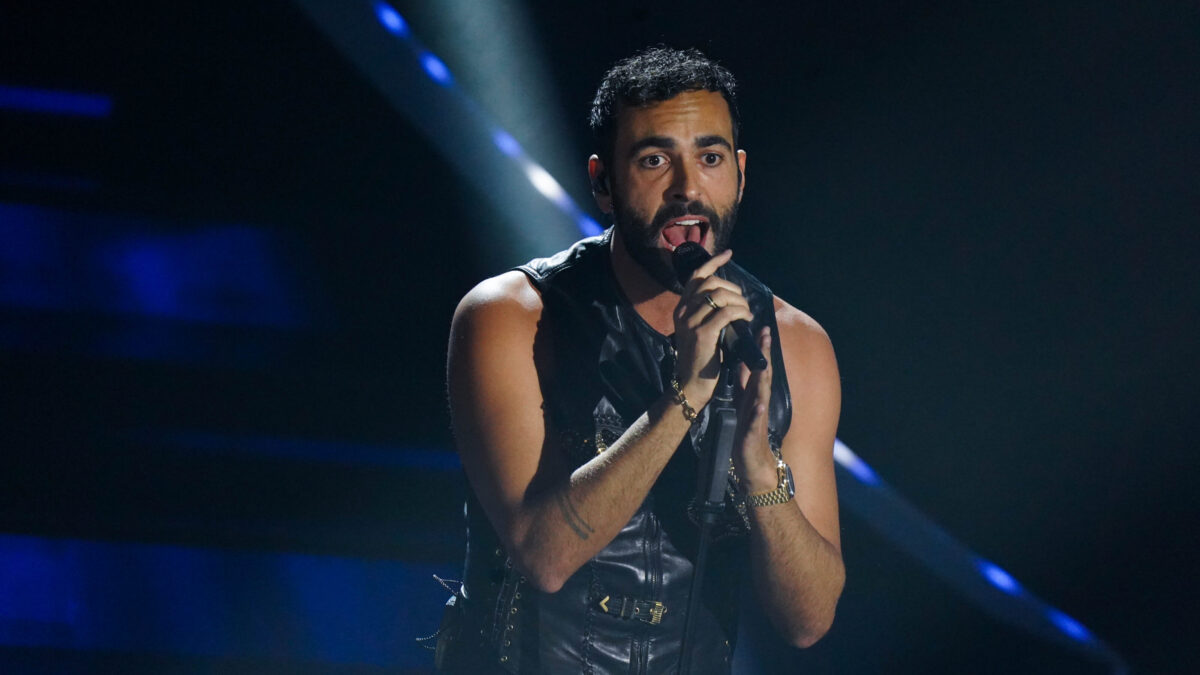 “Due vite” di Marco Mengoni: testo e significato della canzone