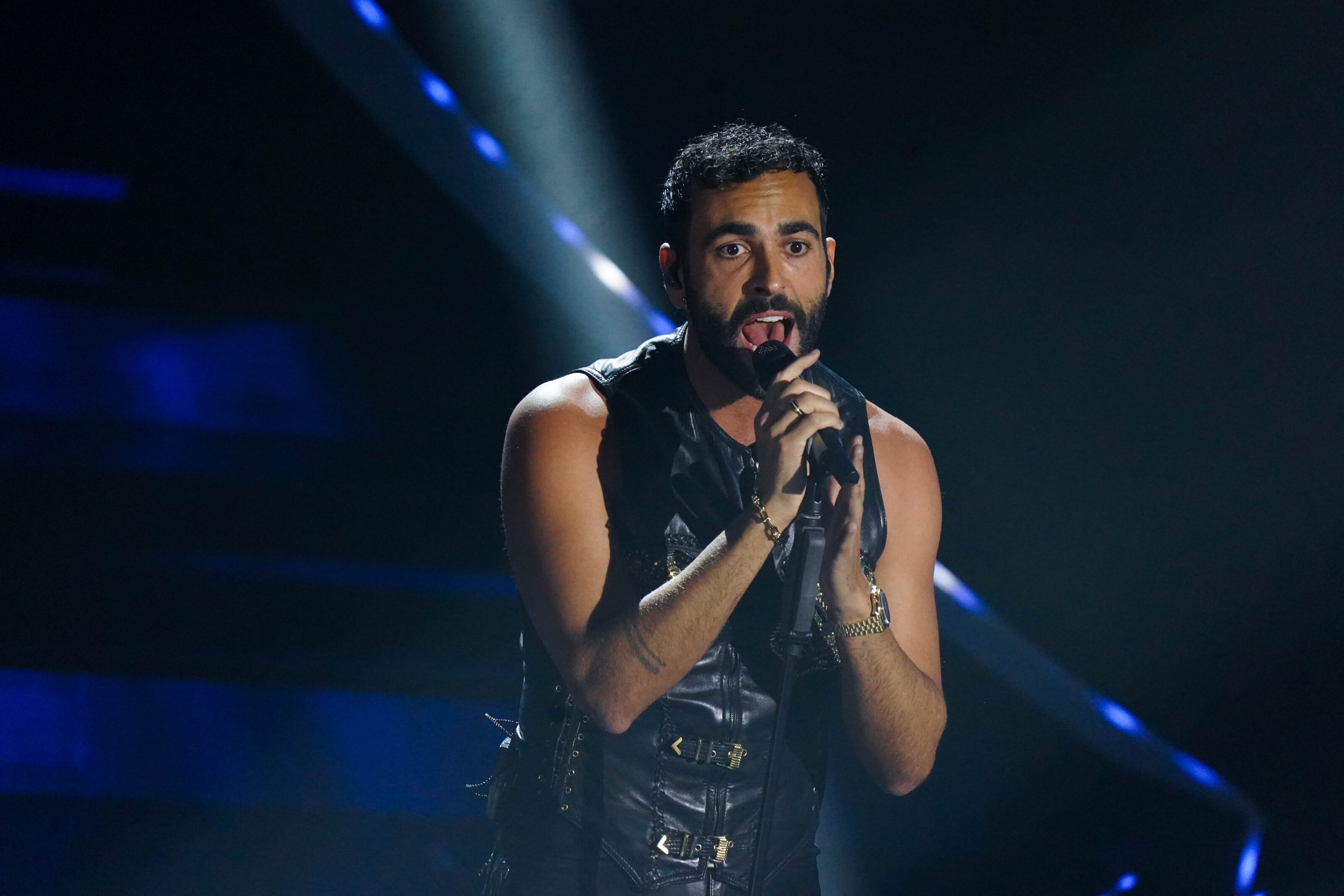 “Due vite” di Marco Mengoni: testo e significato della canzone