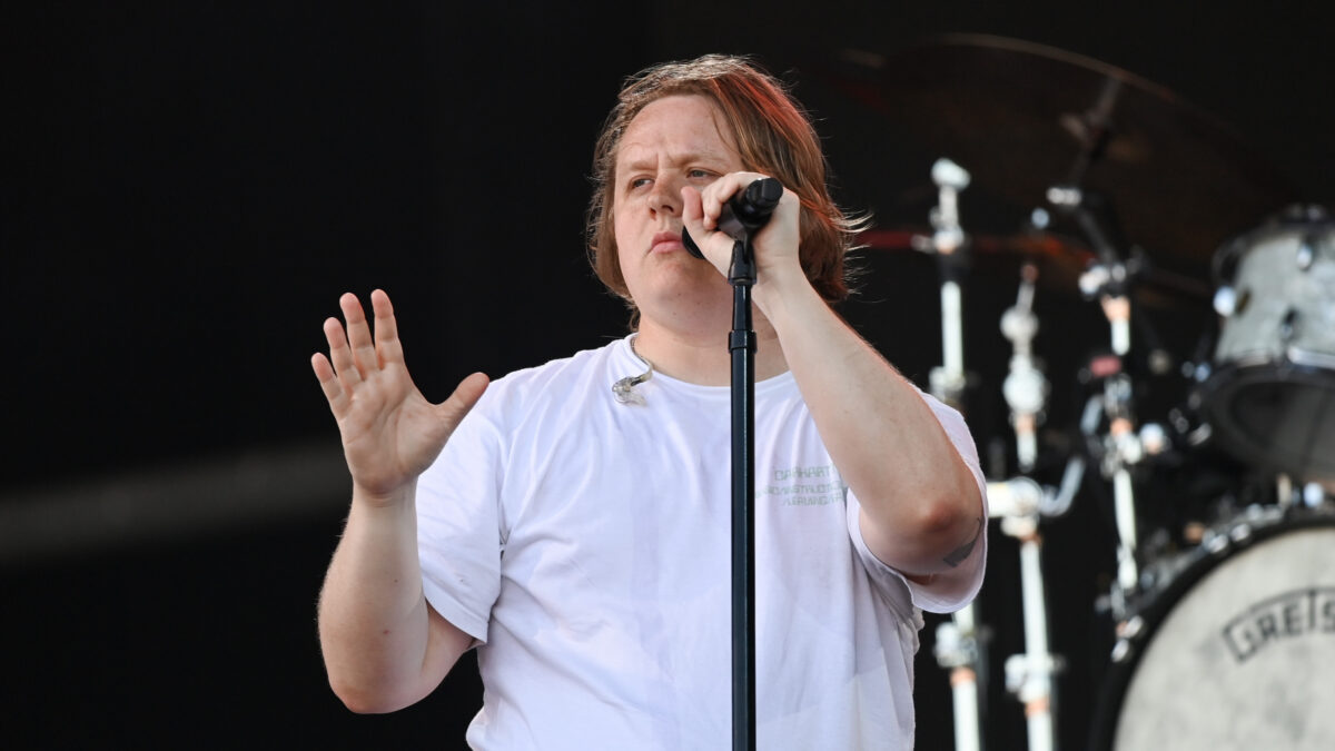 Lewis Capaldi ferma il tour dopo Glastonbury (che resterà nella storia per l’amore e il sostegno dei fan)