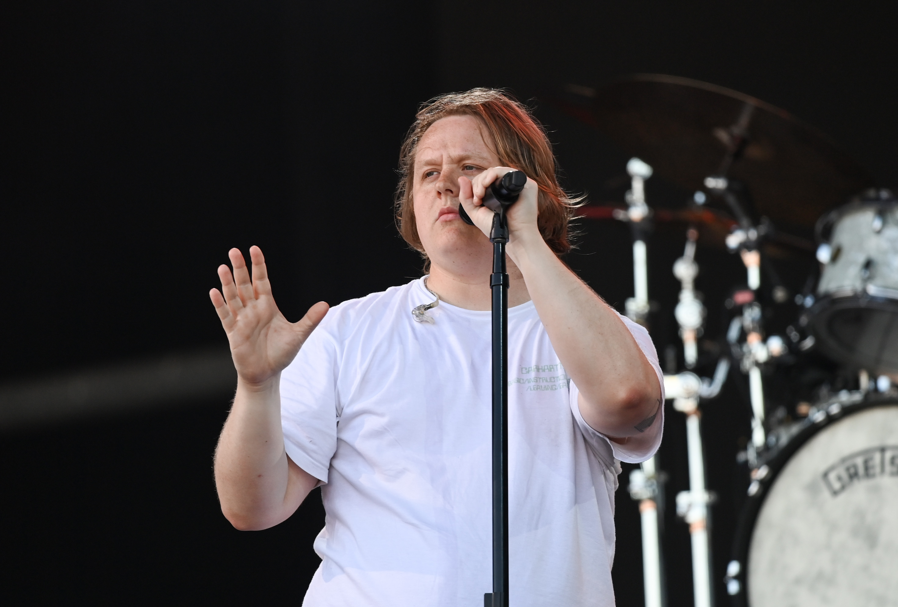 Lewis Capaldi ferma il tour dopo Glastonbury (che resterà nella storia per l’amore e il sostegno dei fan)