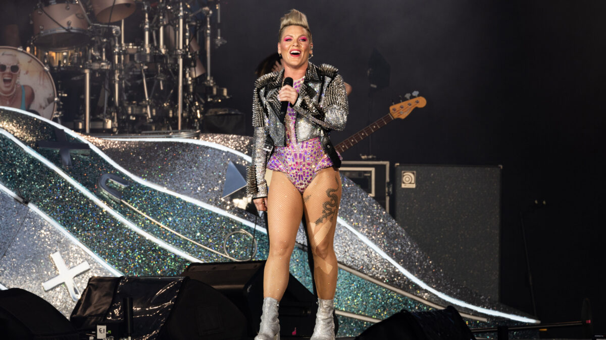 Pink, un fan lancia le ceneri della madre sul palco: la reazione della cantante (video)