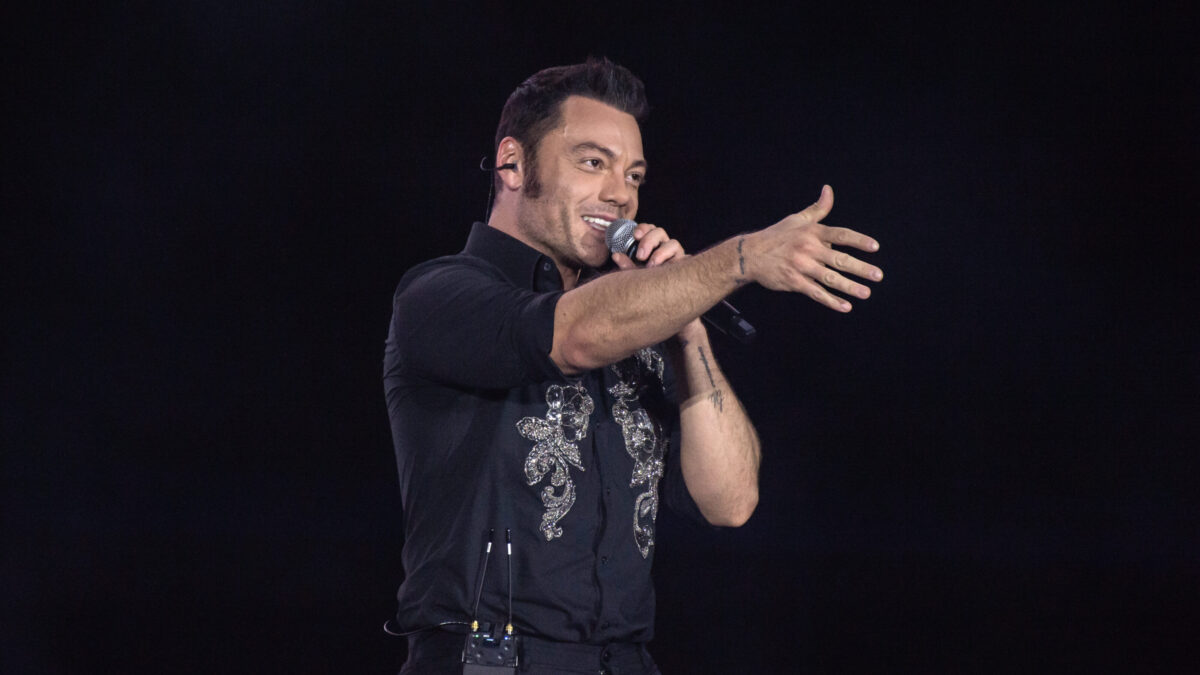 Concerto Tiziano Ferro a Napoli, Massimo Ranieri ospite (video)