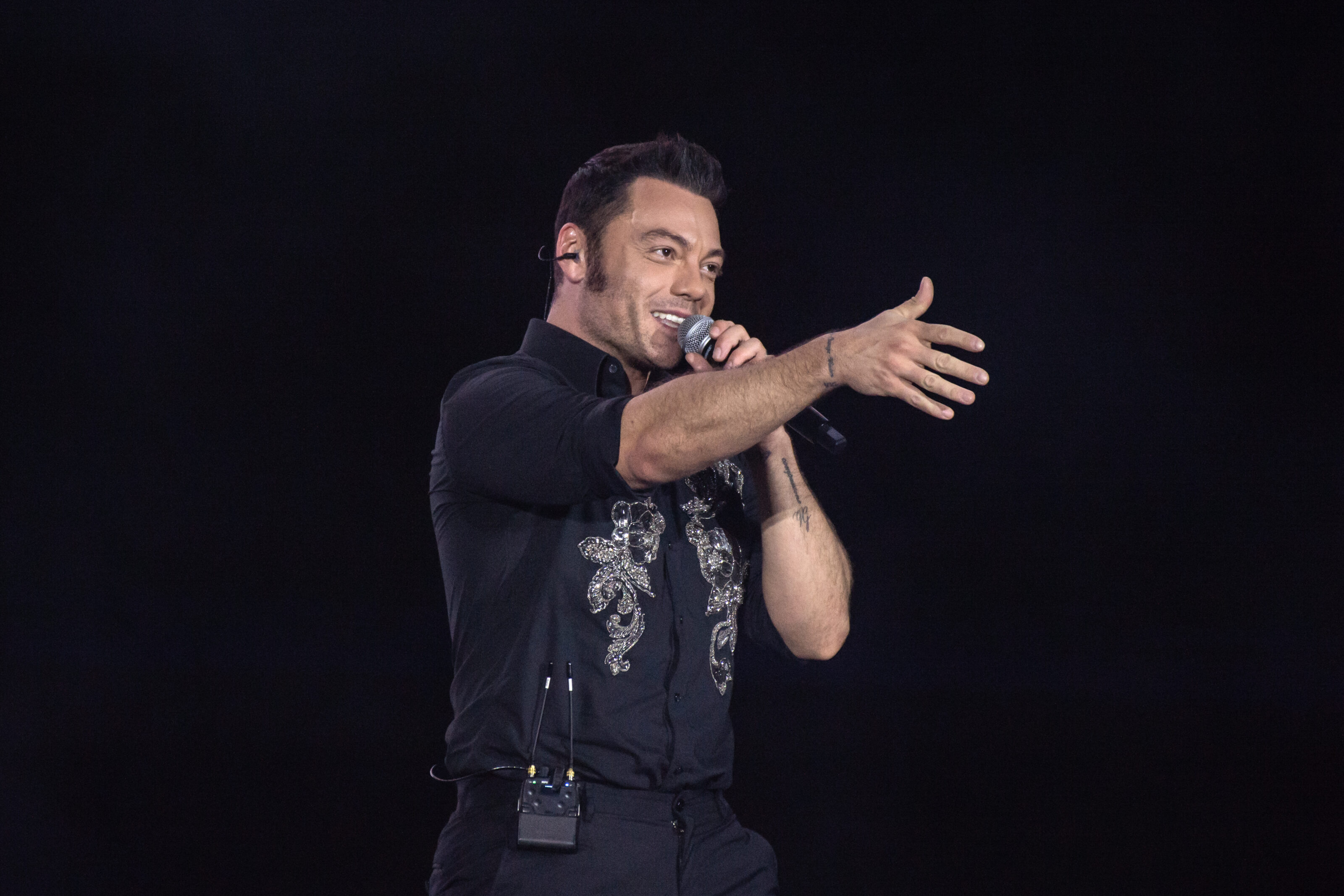 Concerto Tiziano Ferro a Napoli, Massimo Ranieri ospite (video)