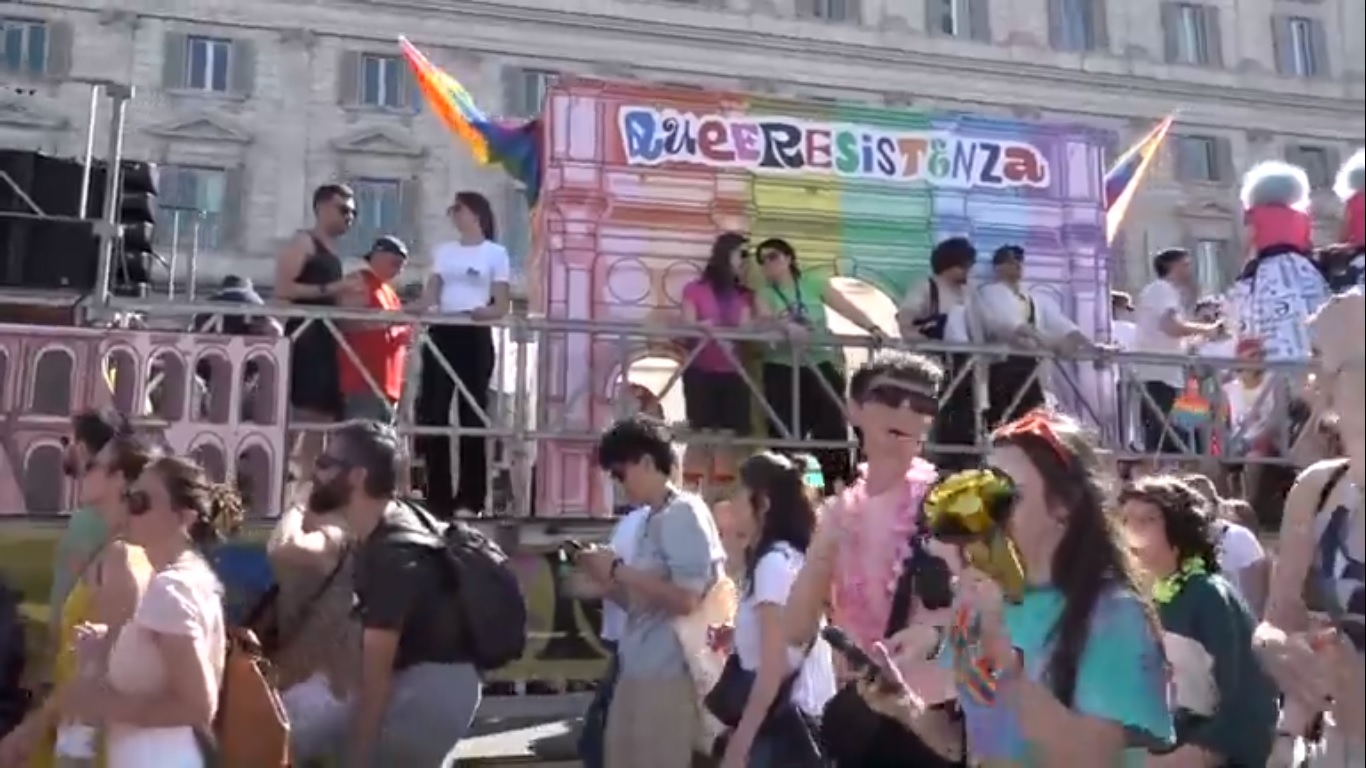 Per Studio Aperto e Tg4, al Roma Pride sfilano i “sessualmente eccentrici”: scoppia la polemica (VIDEO)