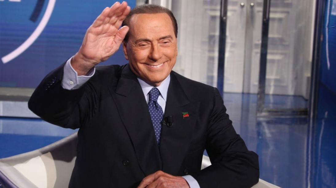 La morte di Silvio Berlusconi in tv, dall’annuncio della Panicucci alle lacrime di Gerry Scotti