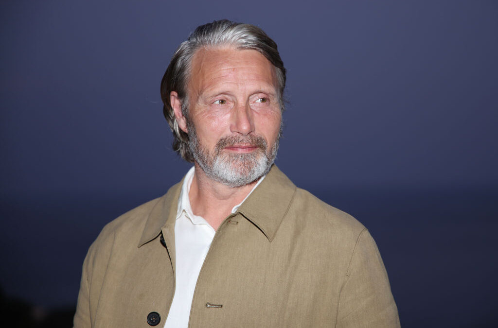 Mads Mikkelsen sta girando a Budapest l’horror “Dust Bunny” di Bryan Fuller