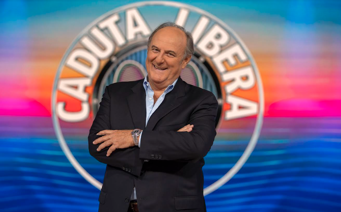 Caduta libera, gli ascolti bassi e la strategia di Canale 5