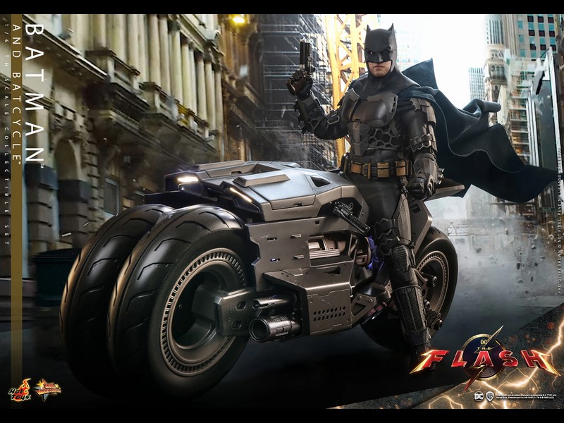 The Flash: action figure Hot Toys del Batman con Batmoto di Ben Affleck versione 2023