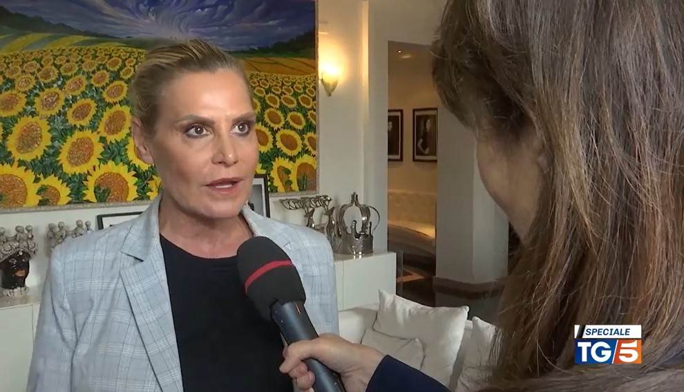 Silvio Berlusconi, il ricordo di Simona Ventura al Tg5: “Un uomo vincente, inclusivo, generoso. Mi chiamò durante Temptation Island” (video)