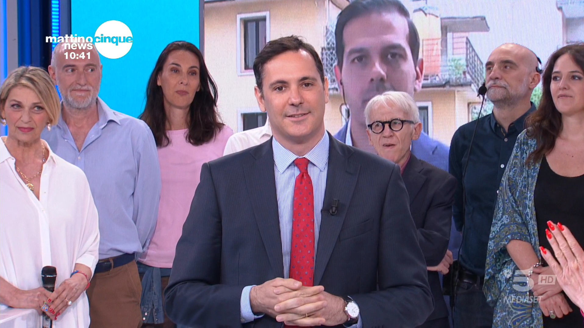 Mattino Cinque News, Francesco Vecchi nei saluti finali punzecchia: “I concorrenti hanno studi bellissimi, risorse…”