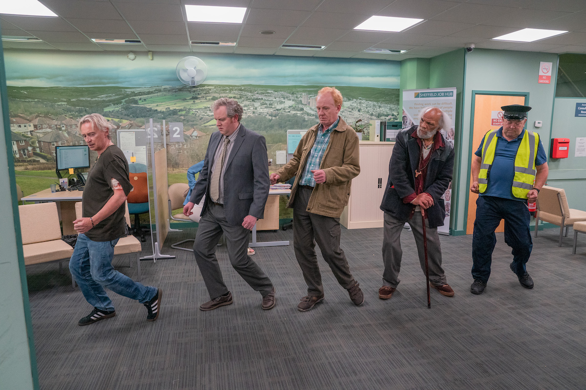 Full Monty – La serie, gli “squattrinati organizzati” non si spogliano più ma restano fedeli allo sguardo critico del film