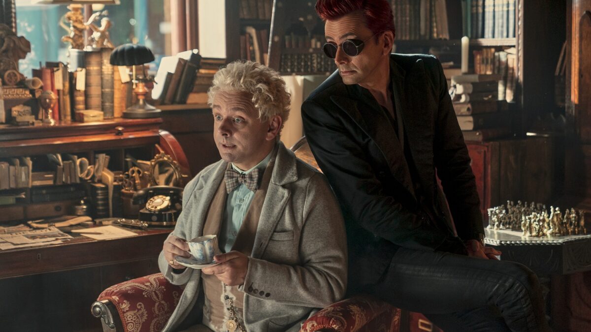 Good Omens 2, Martin Sheen e David Tennant una coppia perfetta che meritava il ritorno: la recensione